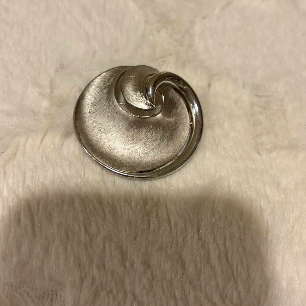 Crown Trifari Vintage brushed silver tone swirl 1960’s Art Deco‎ brooch pin